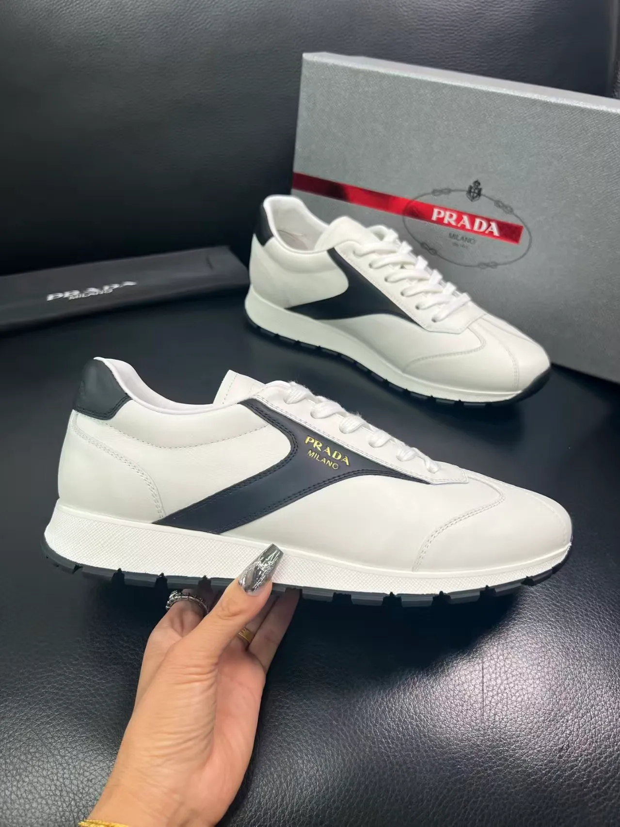 P440 38-45 Prada Prada’s new men’s leather sneakers, the highest version on the market, any comparison is welcome🆚! The original leather has excellent texture and is super high-end! Fetal sheep net lining imported from Italy, removable pad! Luxurious materials and fine workmanship, highly recommended! No. 058